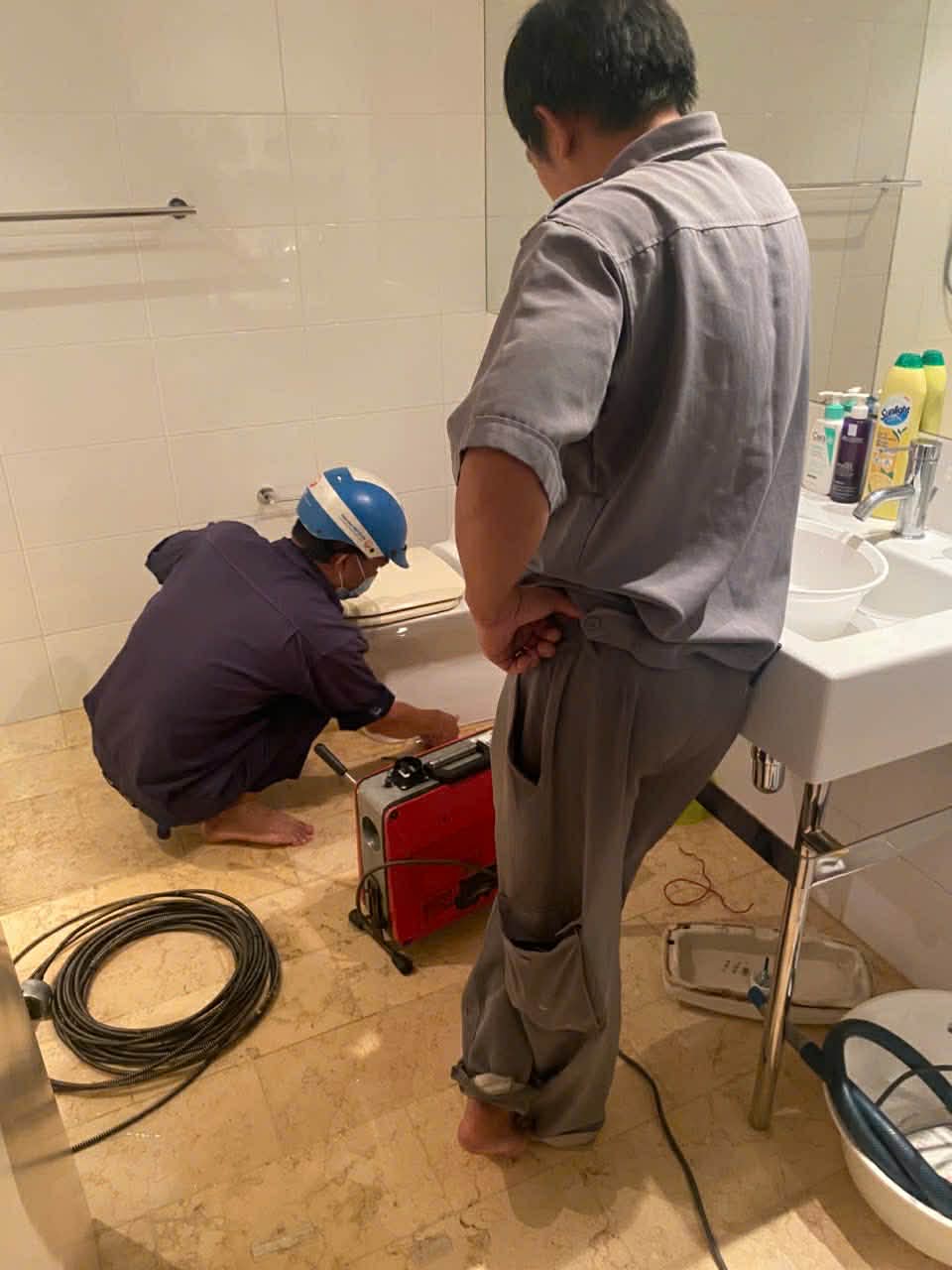 Kỹ thuật viên xử lý toilet nghẹt